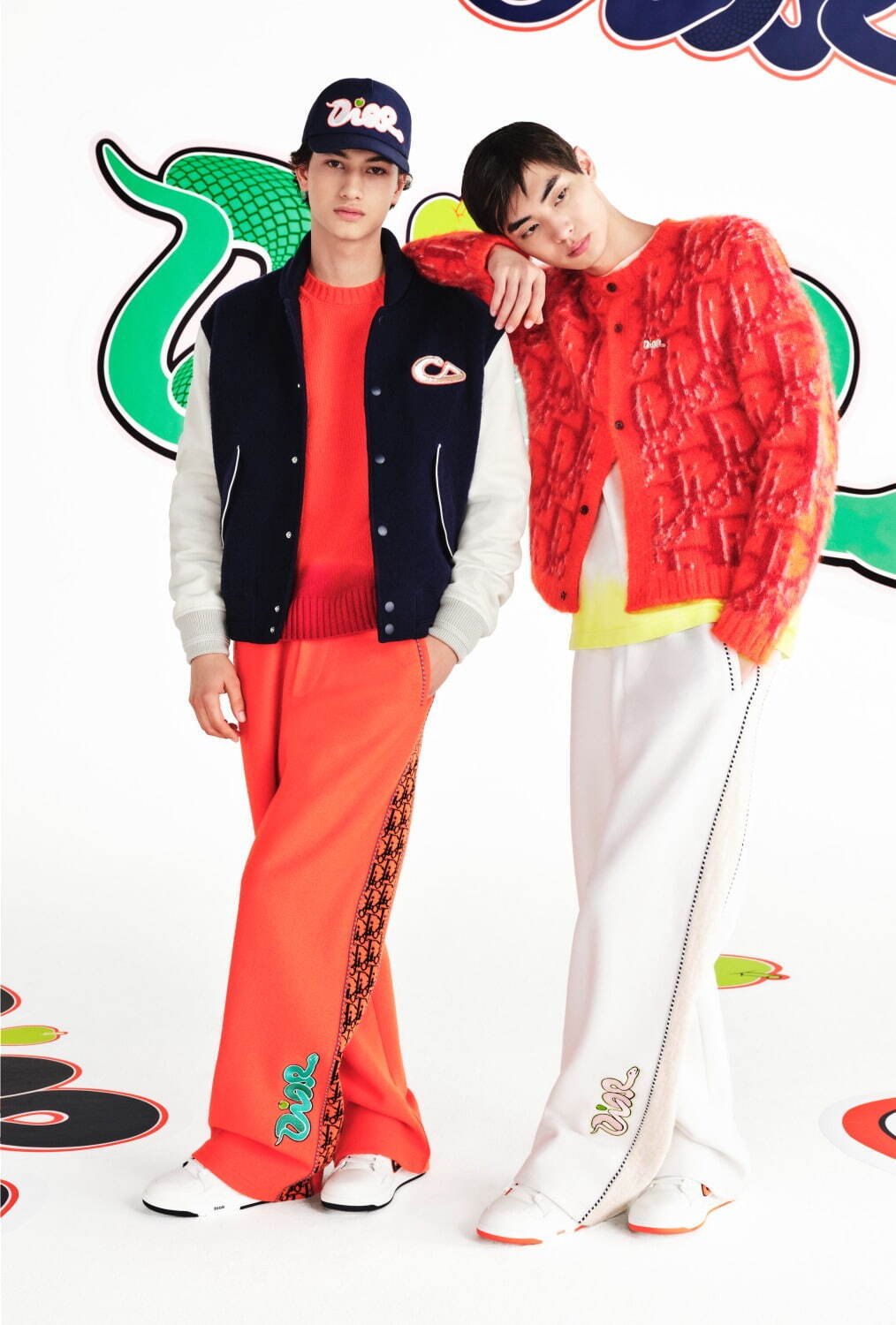 ディオール ＆ KAWS」コラボ再び、ポップな蛇ロゴを配したメンズ