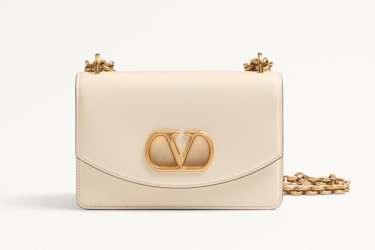 シャネル「ダブルC」輝くチェーン付きクラッチ、柔らかなキルティング