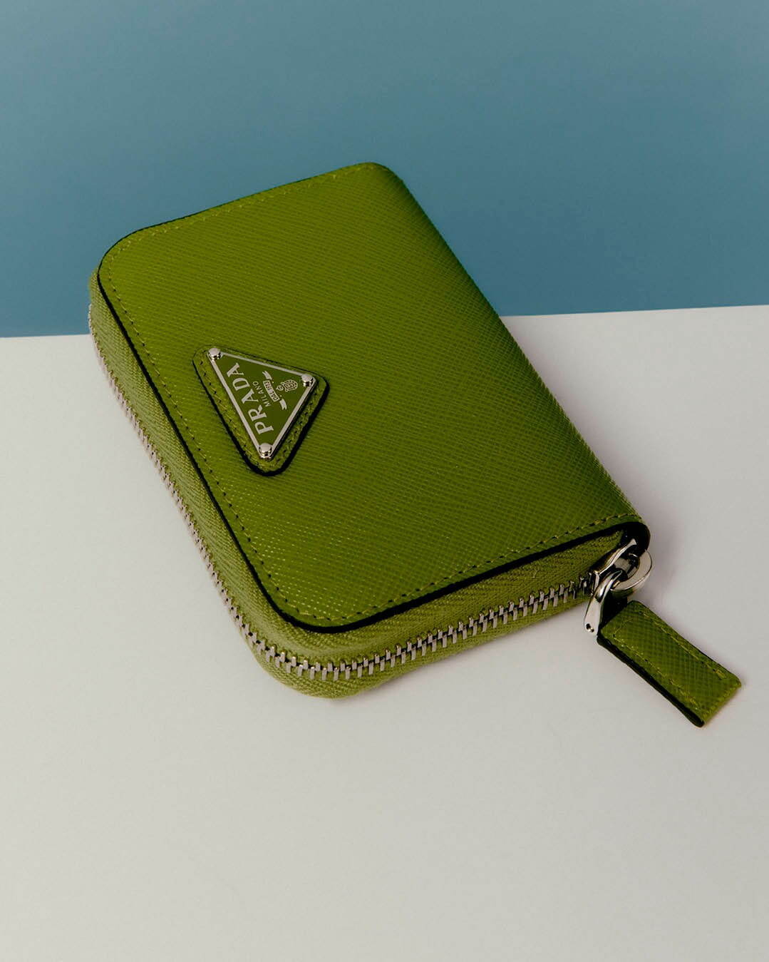 写真9/9｜プラダ“開運”グリーンのメンズ財布、「サフィアーノ」レザー