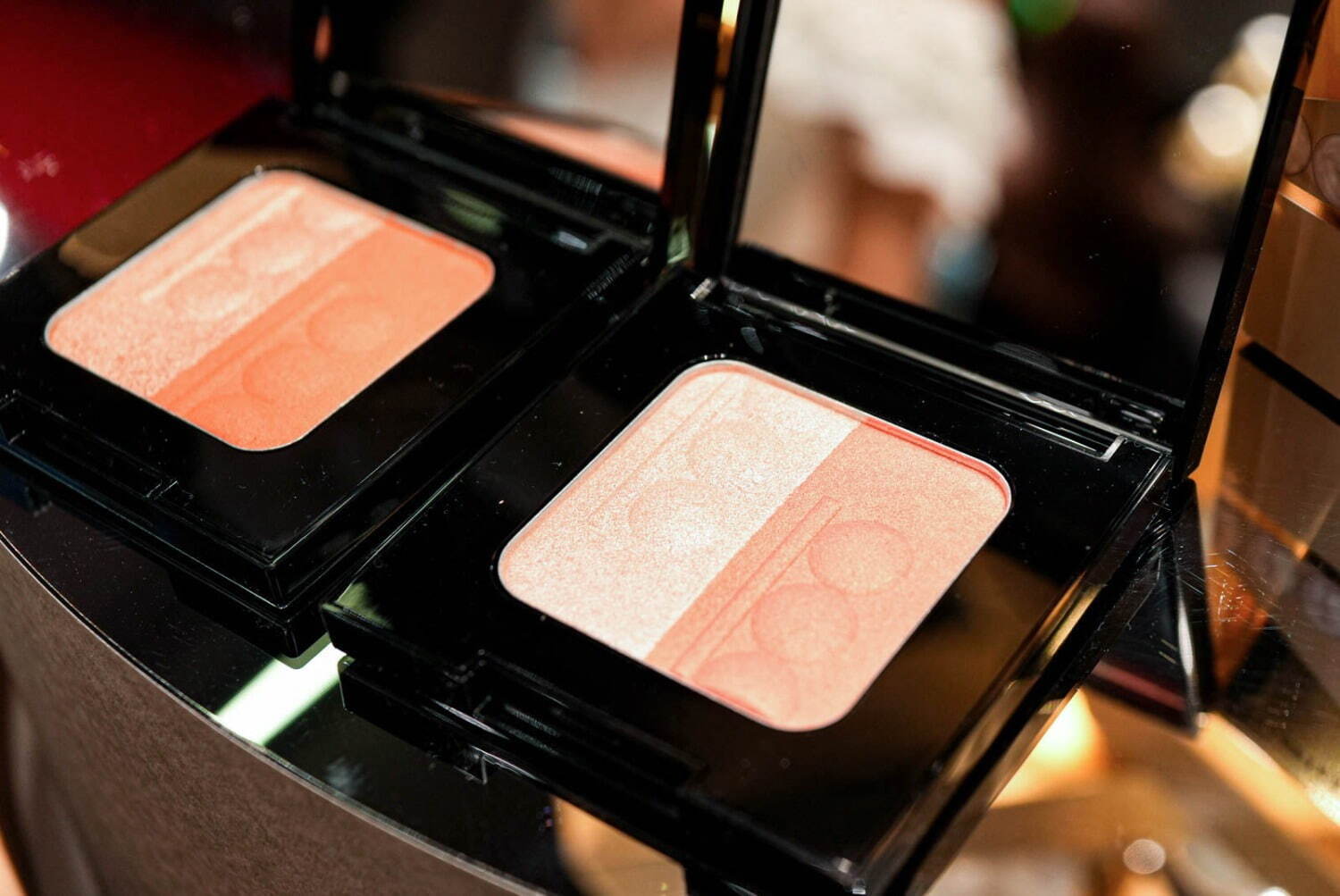 シュウ ウエムラ × TASAKIの24年クリスマスコスメ、パールストラップ