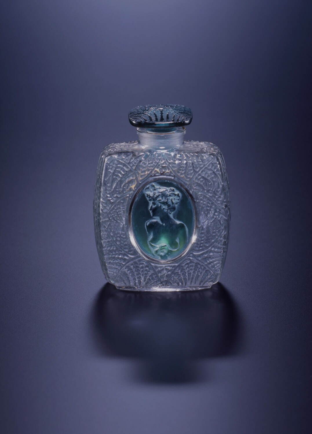 写真4/6｜フェイラー×ルネ・ラリックのハンカチ“香水瓶やブローチ”柄で