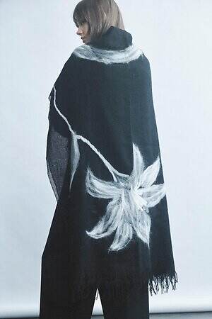 ディスコード ヨウジヤマモト“白百合の花”大判ストール、色が混ざり