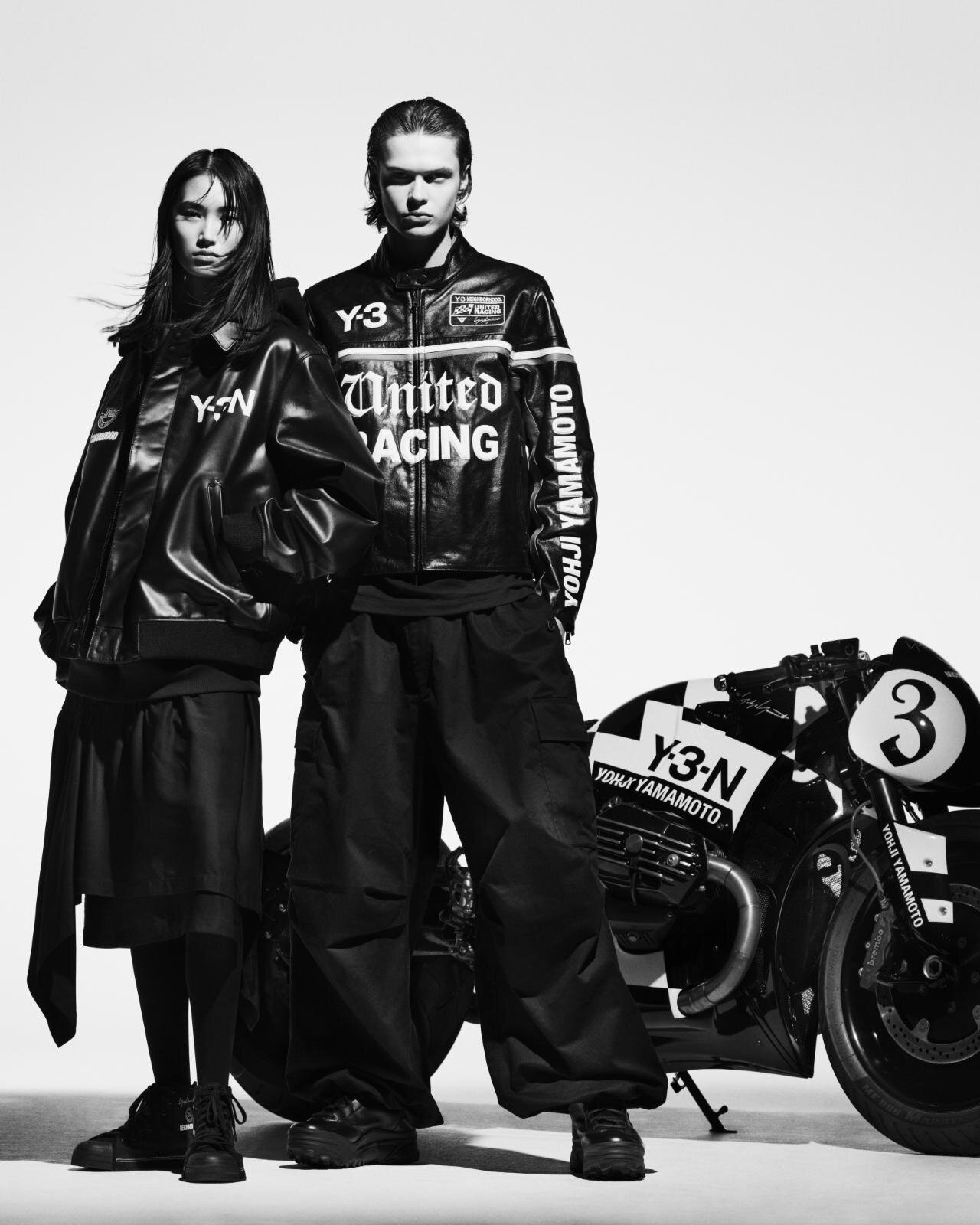 Y-3×ネイバーフッド、コラボロゴ入りスニーカーやモーターサイクル