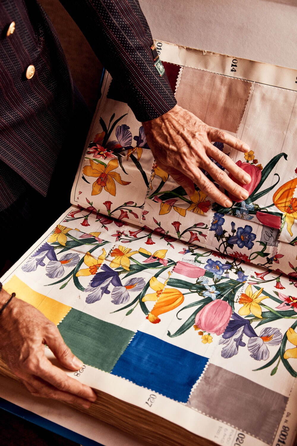 グッチのシルクスカーフ「90 x 90」アーティストが“GGパターン”や花柄