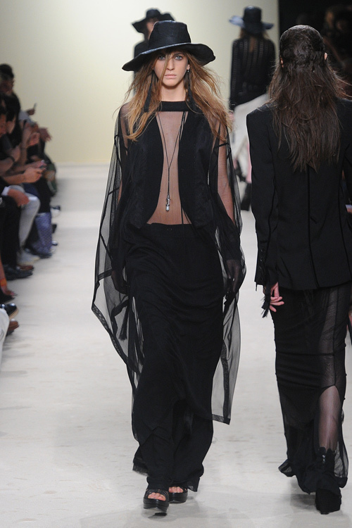 ダークトーンの中に繊細なセクシャリティが光る - アンドゥムルメス