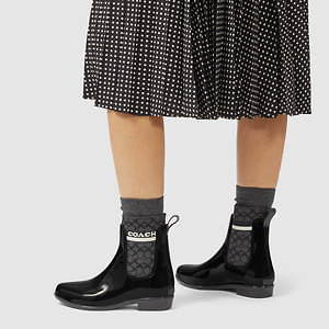 コーチ“雨の日もおしゃれにみせる”新レインブーツ、サイドゴアに