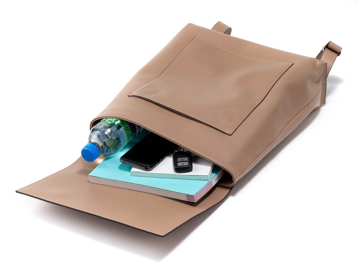 ノーマンデー初の2WAYバックパック、本革を使用したミニマルなスクエア