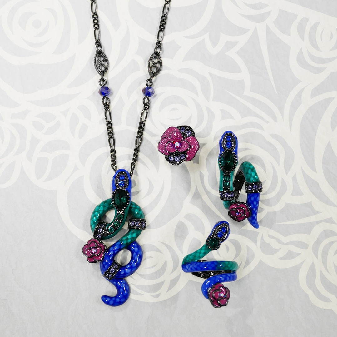 アナ スイ“ヘビ＆薔薇”の新作ジュエリー、“ブルー×グリーン”グラデが