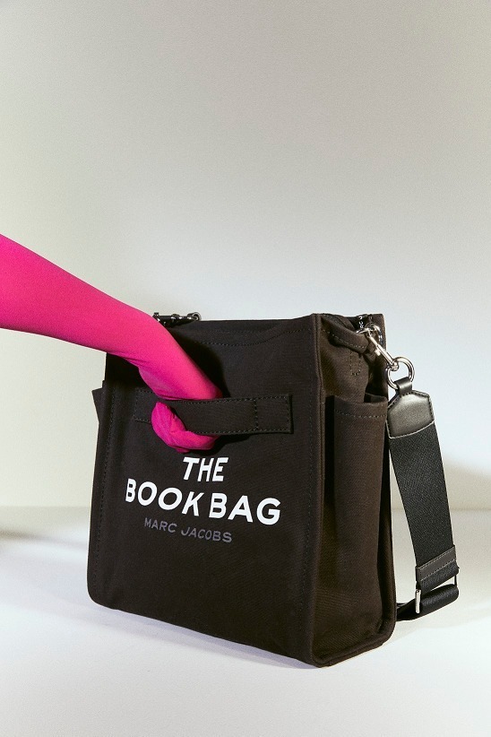 マーク ジェイコブスの新作バック「ザ ブック バッグ」全4色で、A4