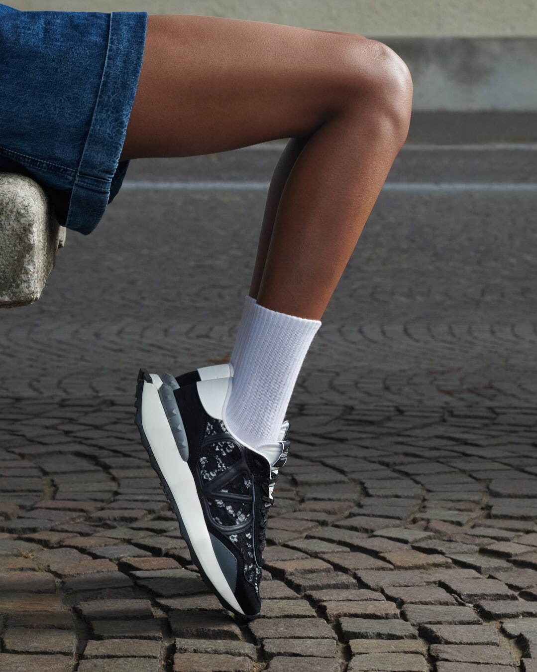 ヴァレンティノ新スニーカー「レースランナー」繊細なレースをアッパー