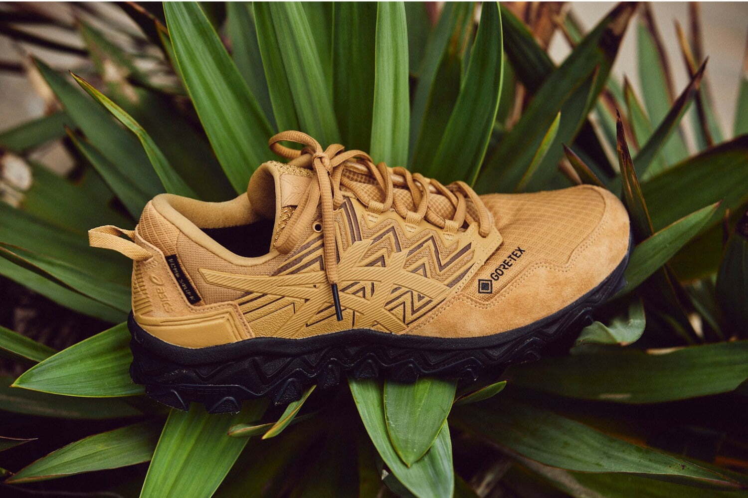 アシックス×フラグスタフ“ゴアテックス”スニーカー、上品なキャメル