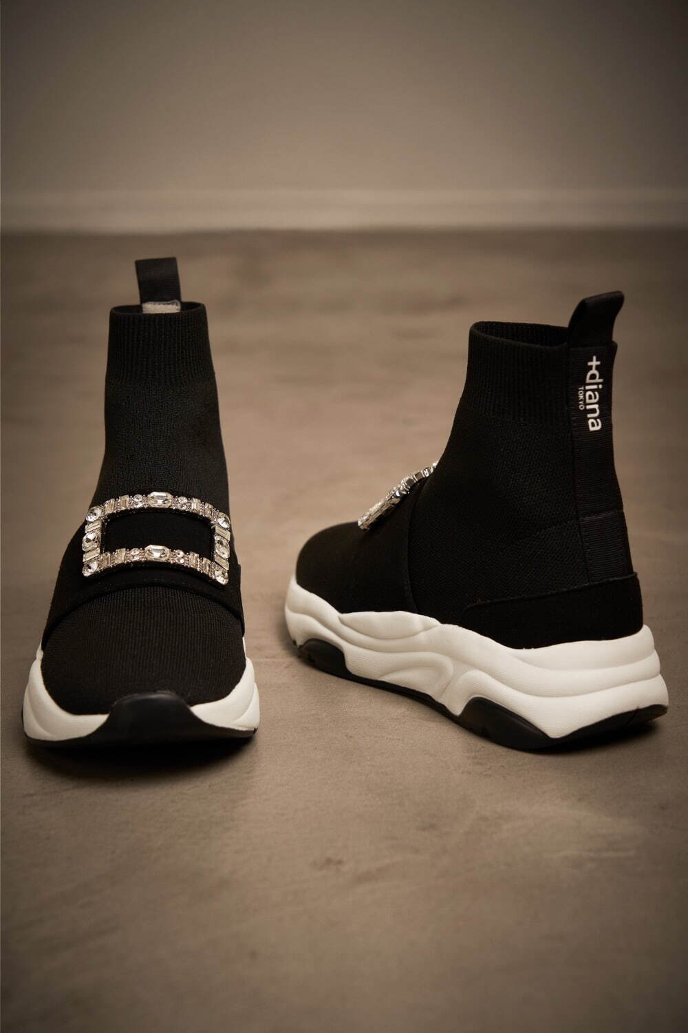 ダイアナ22年秋“進化した”美脚ロングブーツ、クリスタルバックルが輝く