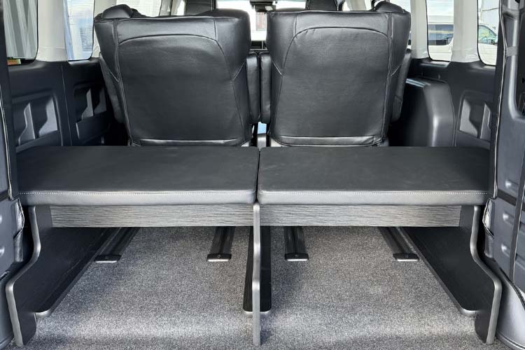 10人乗りのハイエースワゴンにシンプルなベッドスペースを実現する