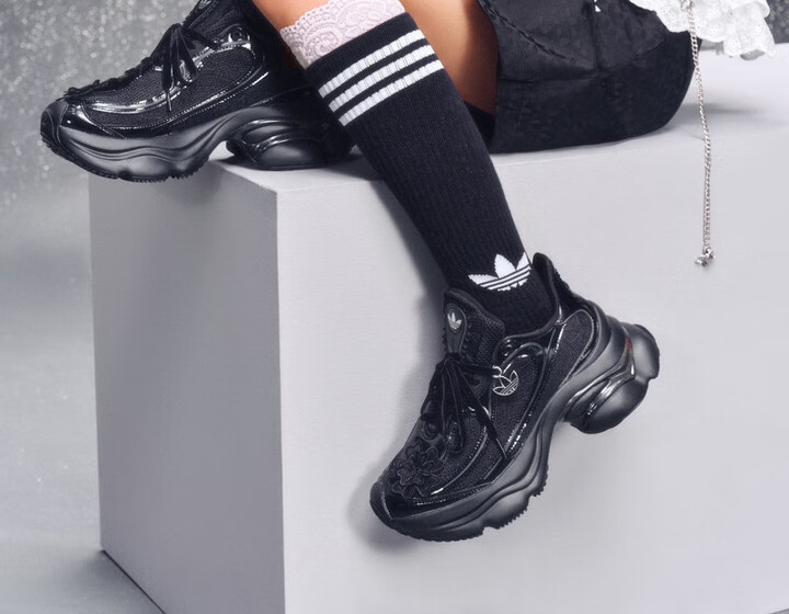 2026年 リストック】adidas Originals OZVENUZ “Core Black/Silver