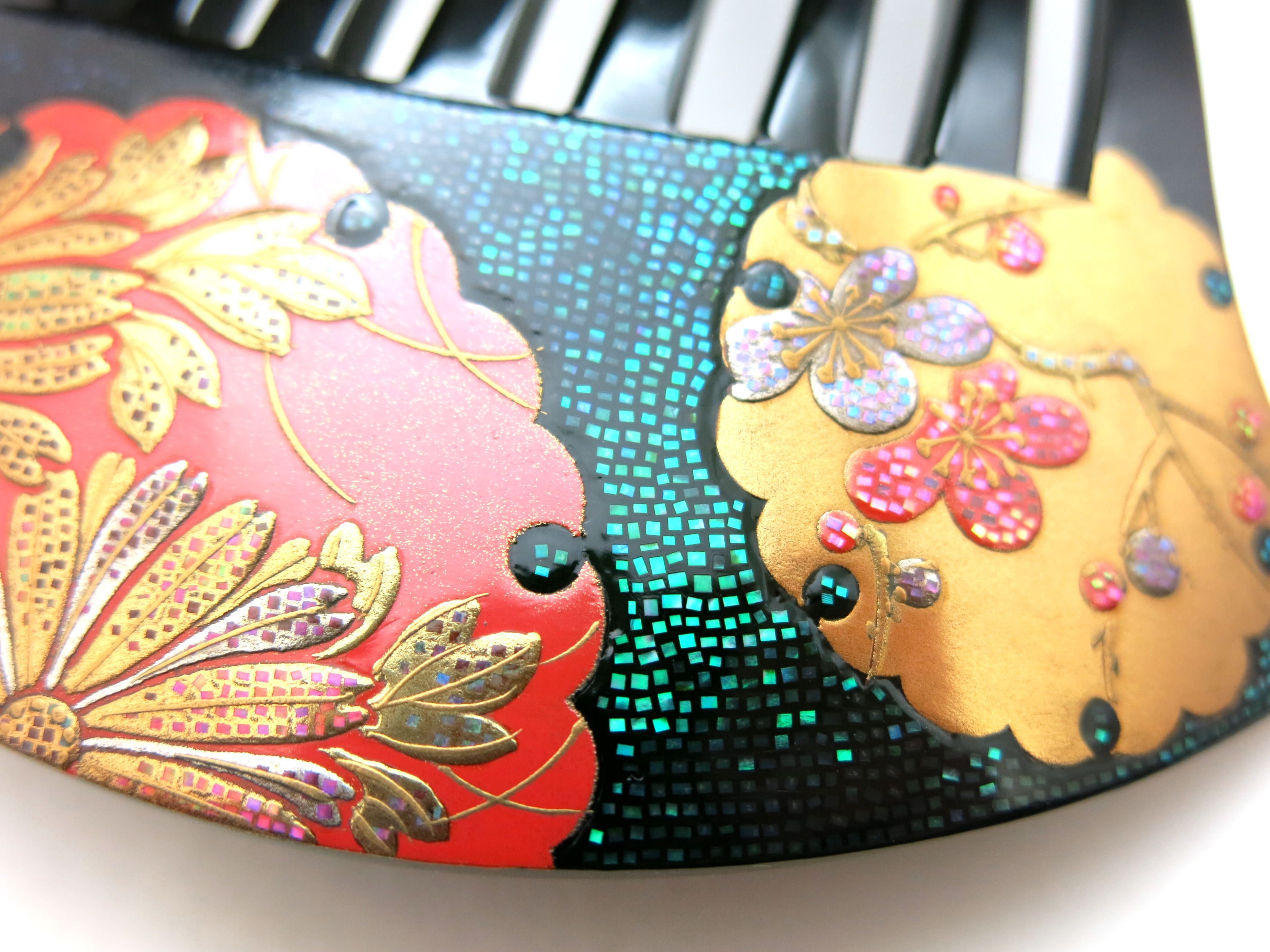 大変見事なべっ甲螺鈿金蒔絵の櫛｜雪輪に梅、菊、蘭文様。今日、殆ど