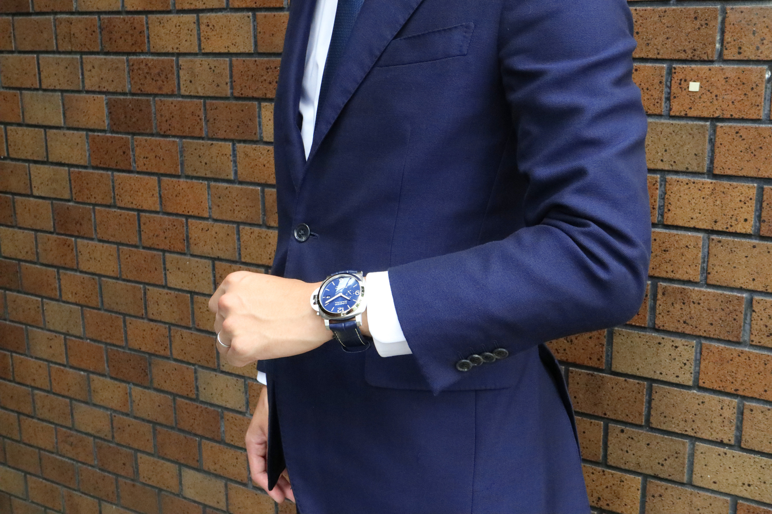 スーツスタイルに映える紺碧の魅力！これぞパネライ ブルー