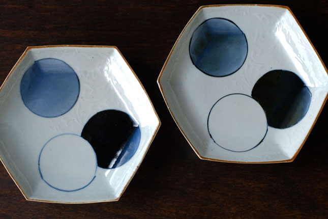 染付三ツ丸紋六角皿 浜野まゆみ | 作家もの和食器通販【暮らし用品】