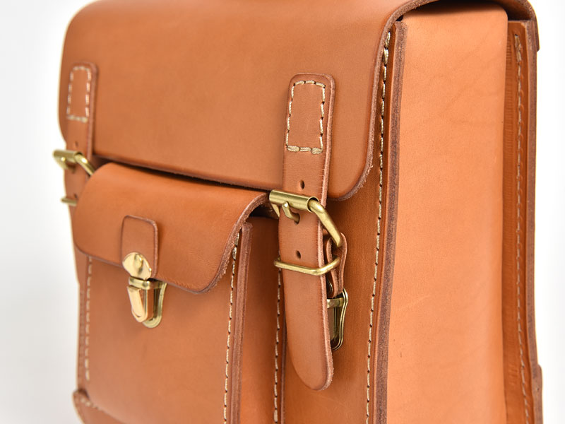 小柄な女性におすすめのクラシックなパルガミニリュック / 革鞄のHERZ