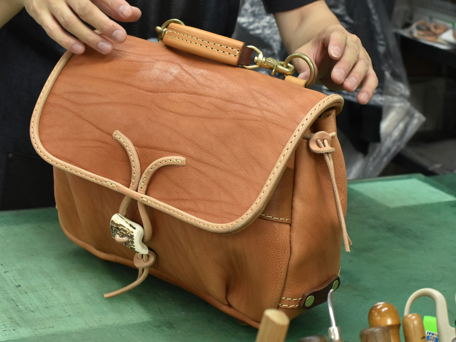 創業者モデルのメッセンジャーバッグ(W-3)制作風景に注目！｜革鞄・革