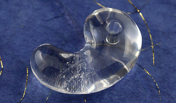 一点もの】山梨県黒平産水晶勾玉【桐箱＆ポーチ&ギャランティーカード