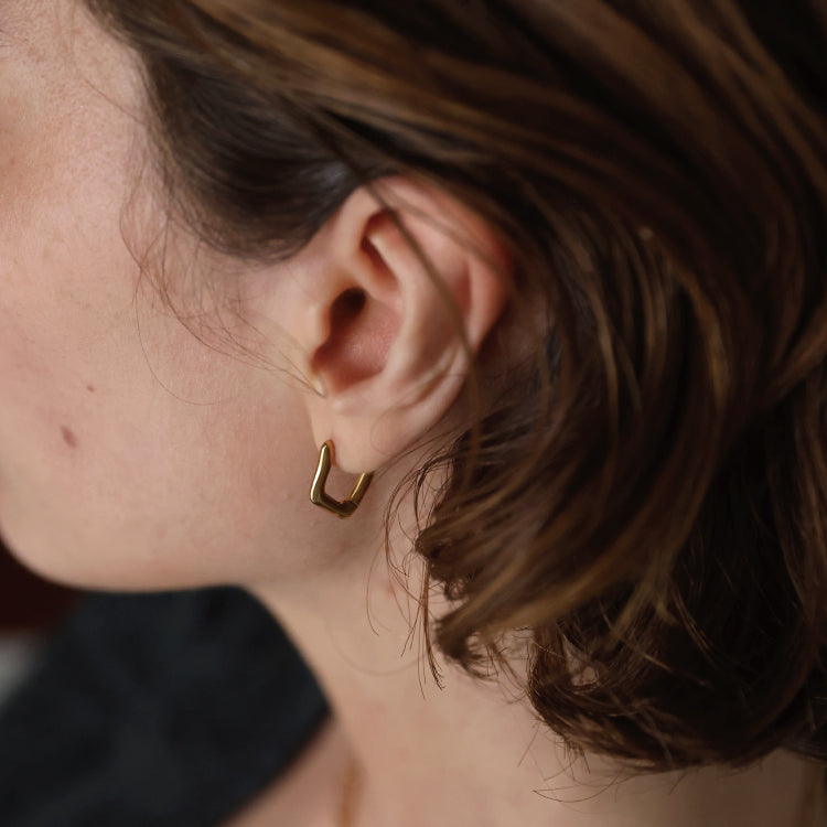 予約】ダガーピアス GD