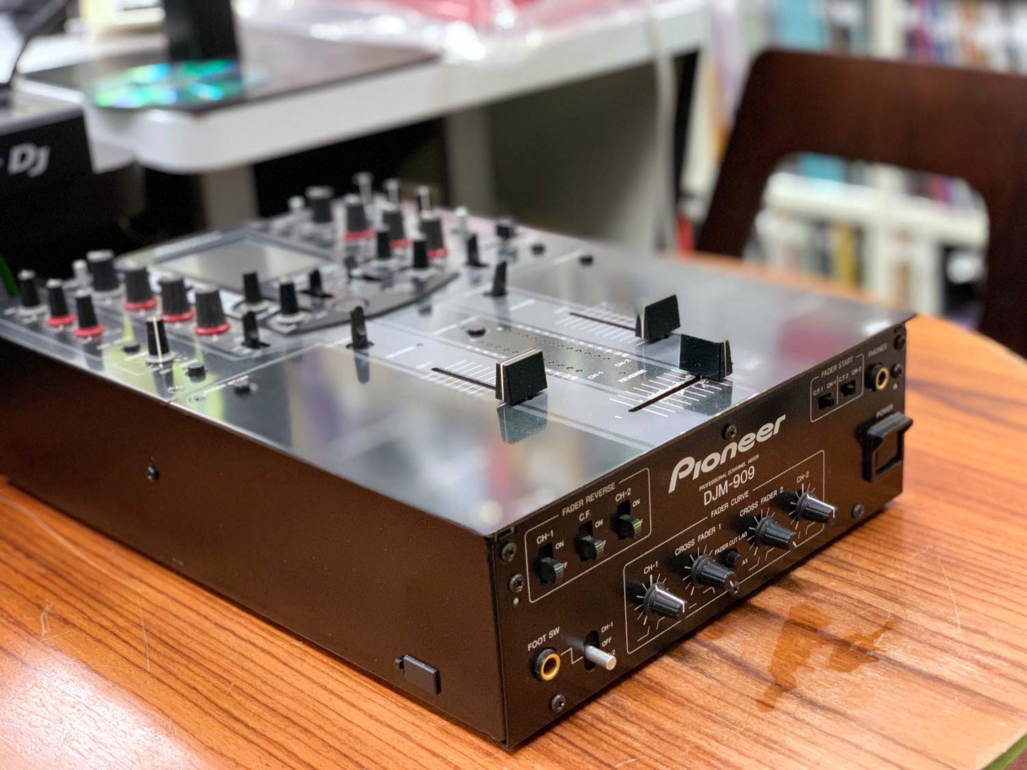 中古品のPioneerのDJミキサー、DJM-909のご紹介です。