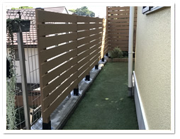 No465 【隣家との境界にL型で設置した人工木横張りフェンス（BE