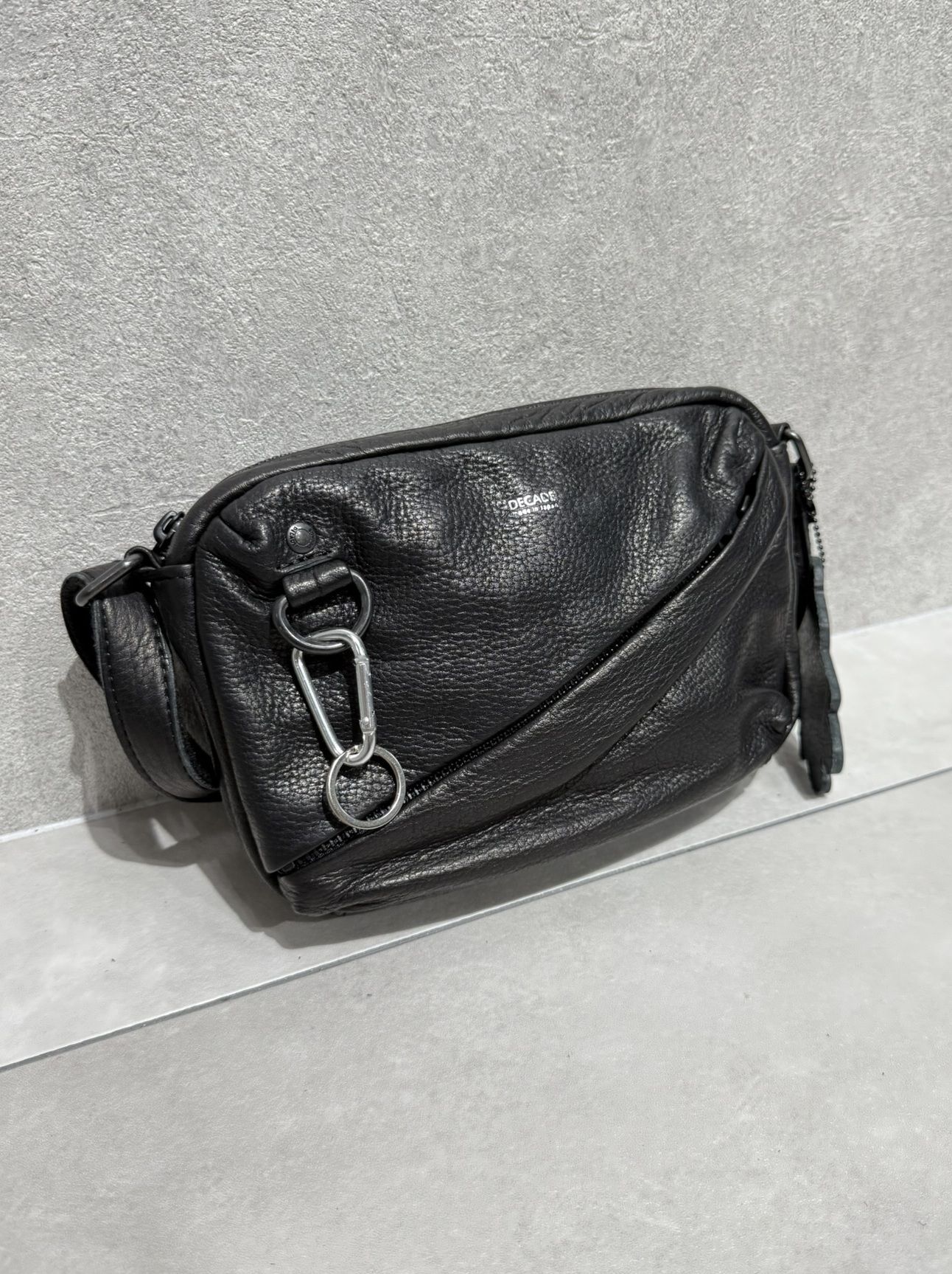 DECADE - オイルドレザー ミニショルダーバッグ / DCD-01438B