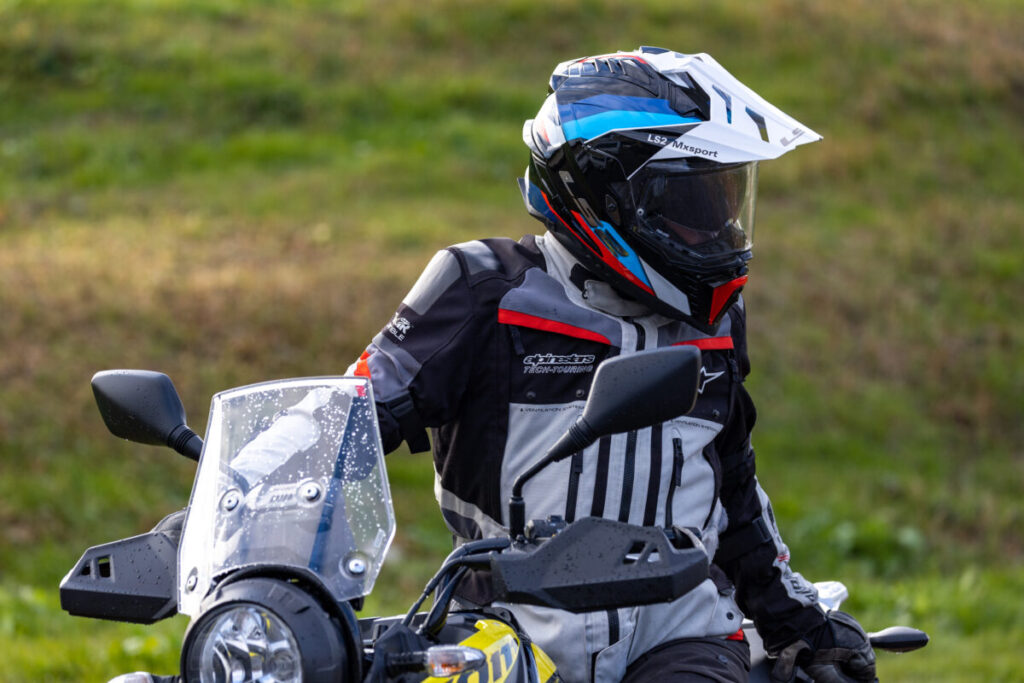 林道ツーリングで使い勝手抜群！ LS2のシールド付きオフロード