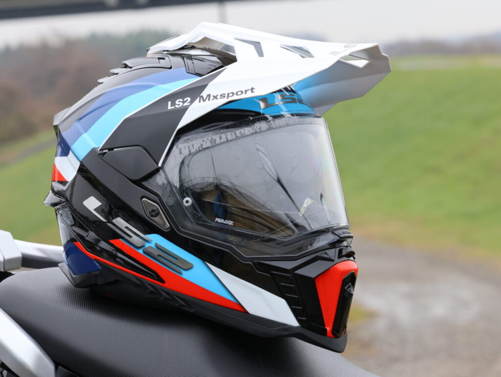 林道ツーリングで使い勝手抜群！ LS2のシールド付きオフロード