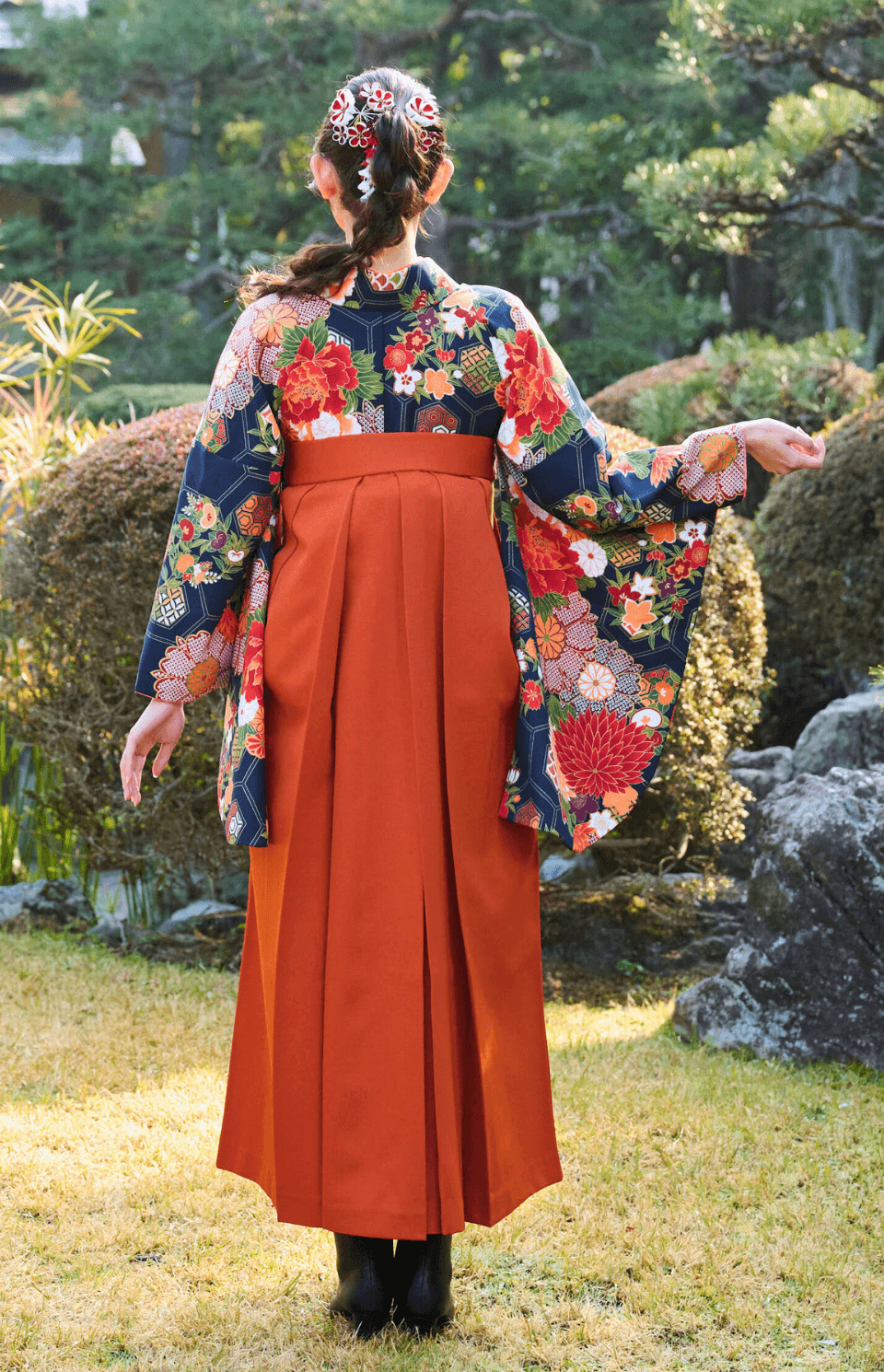 着物〉紺色 亀甲ダリア柄着物 〈袴〉さび朱色（オレンジ色） 無地袴