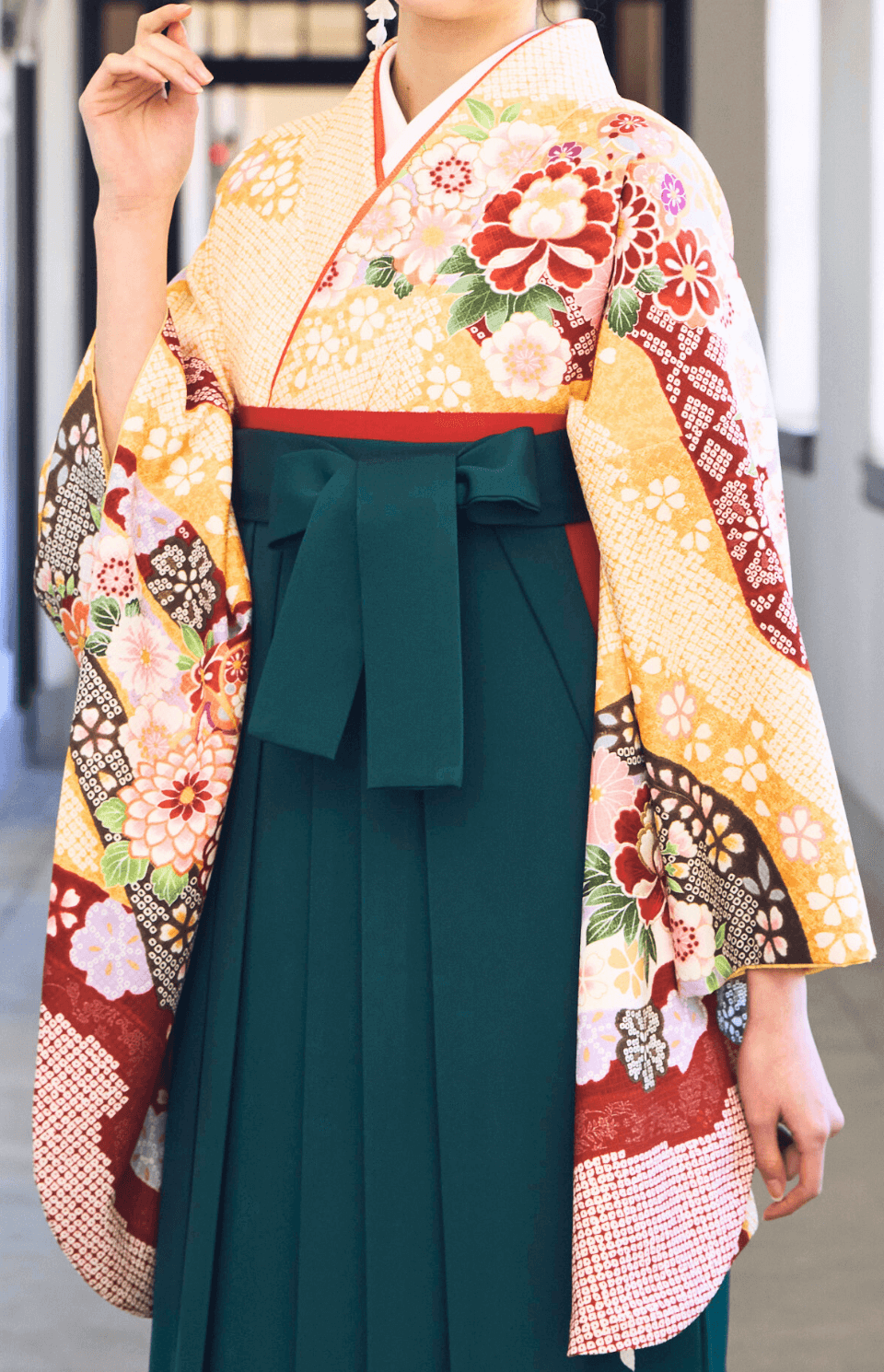 着物〉クリーム色 匹田に牡丹柄着物 〈袴〉グリーン色 桜ちらし刺繡袴