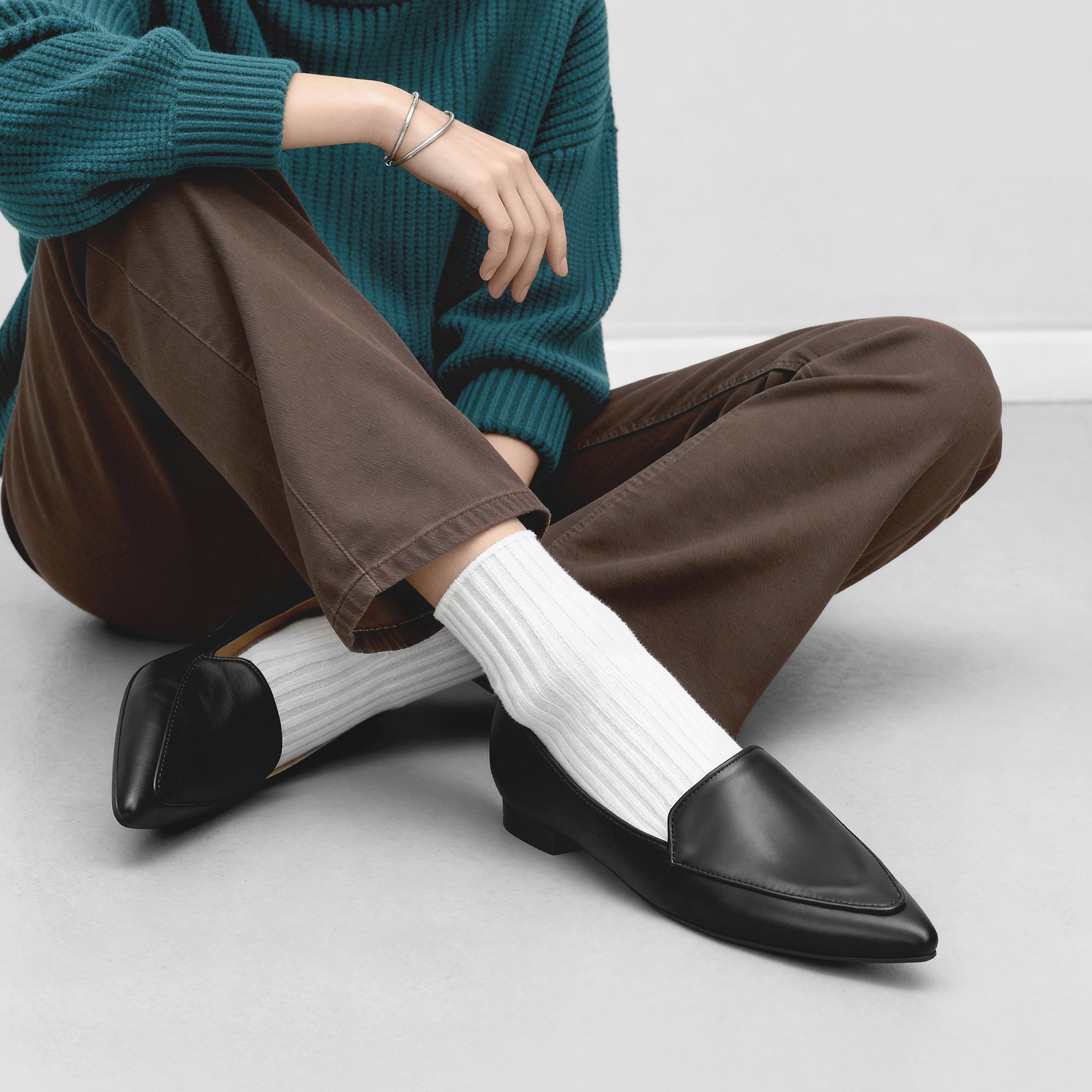 2025AWBI：甲深デザイン フラットシューズ（4767）ブラック – mamian