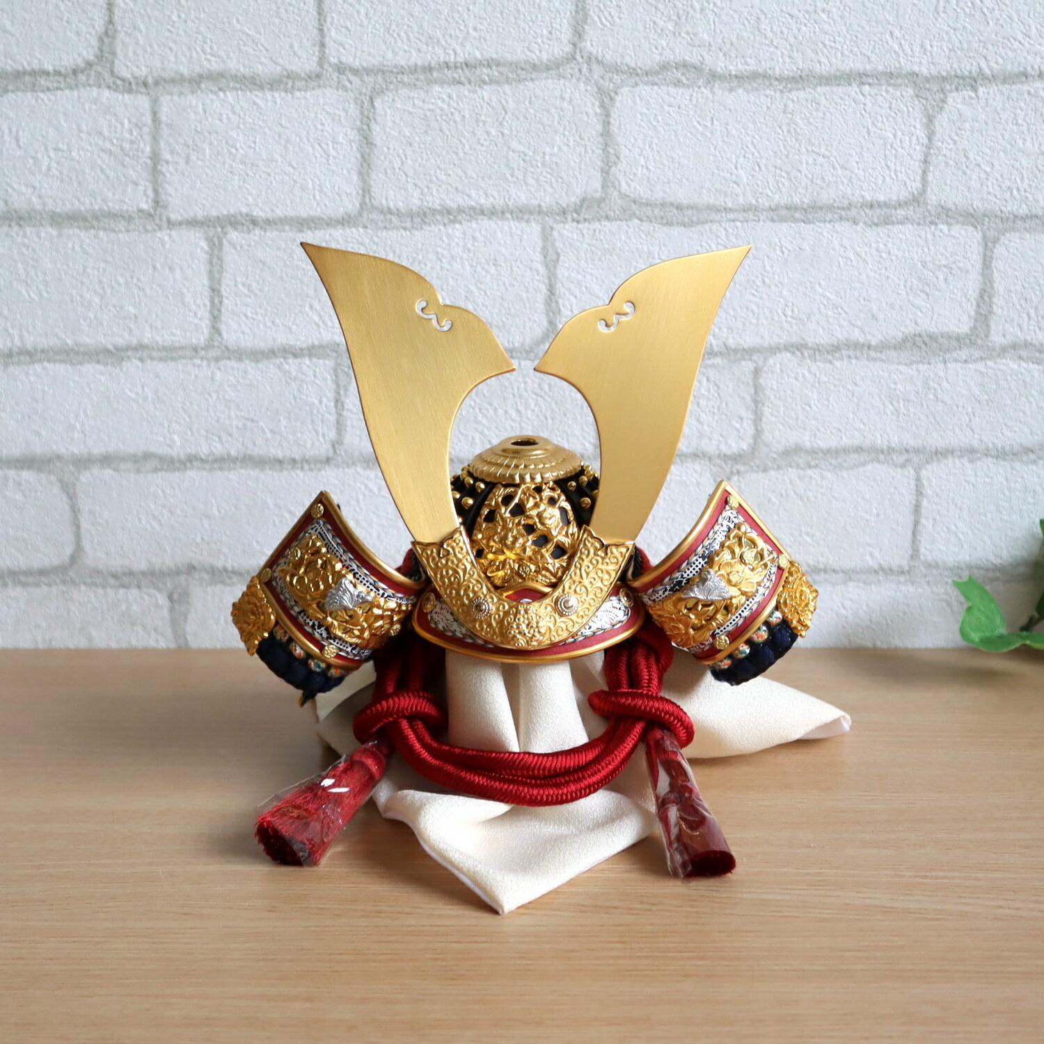 五月人形 伝統工芸士・平安晴峰作 7号 茜赤糸 無双結び 黒小札 共吹返