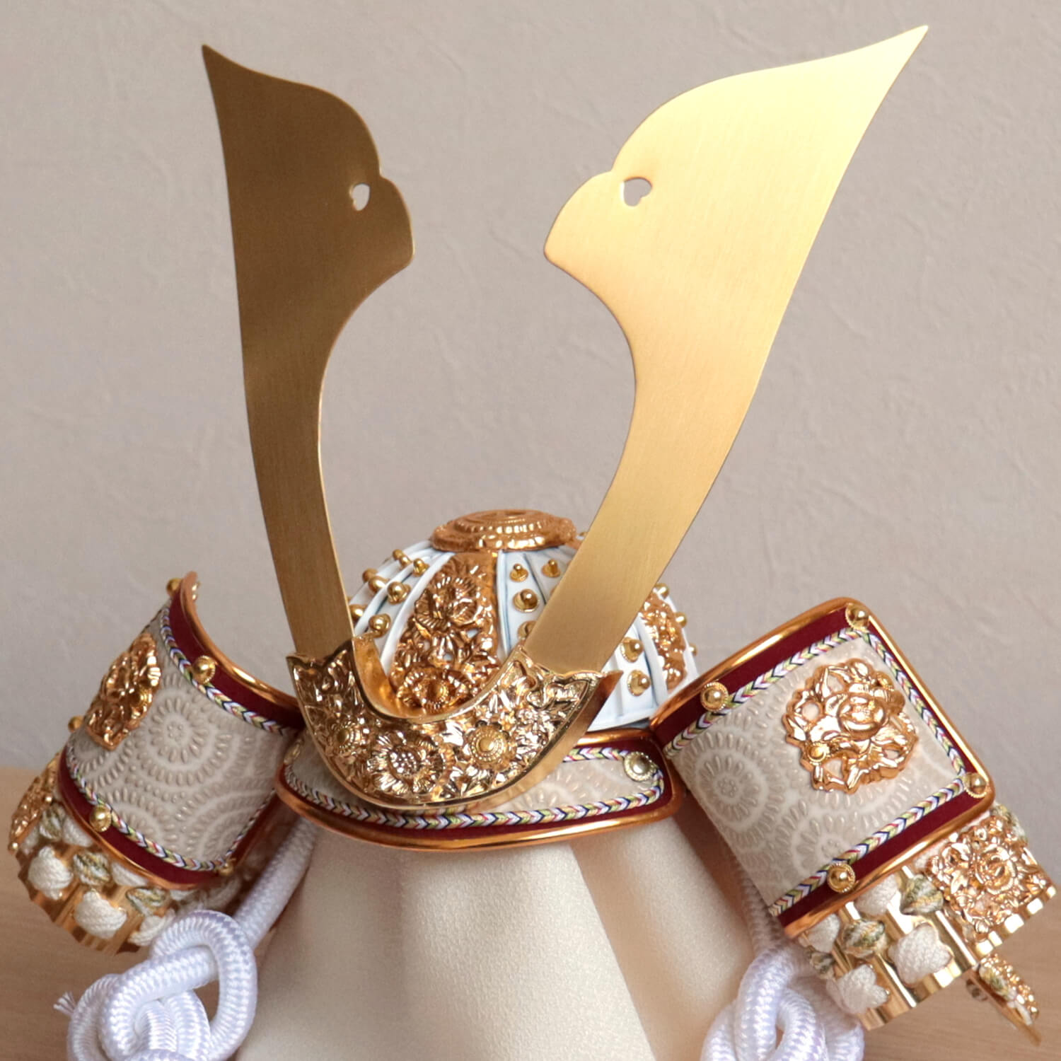 五月人形 伝統工芸士 誠山作 10号ナチュラル兜 正絹 白糸縅 無双結び