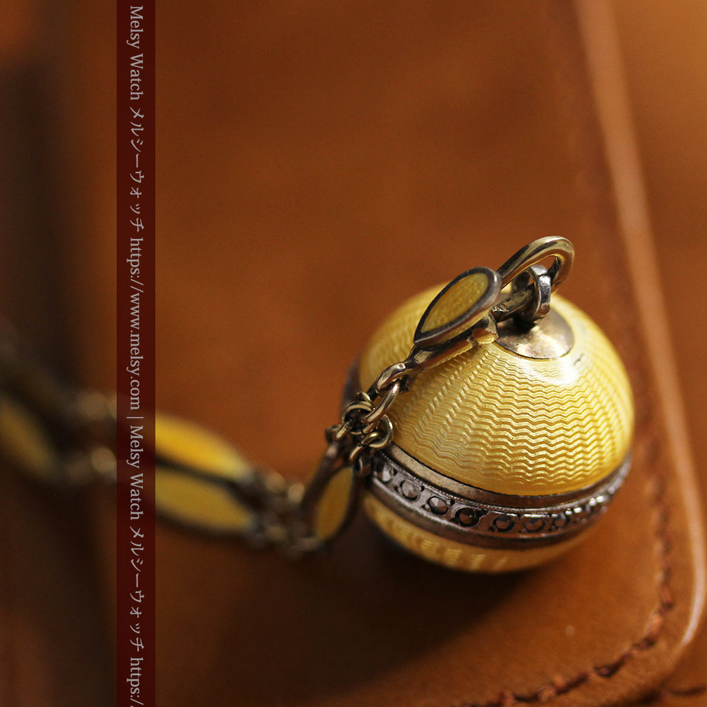 ブヘラの銀無垢ネックレス時計 梔子色のエナメル装飾【1960年頃】