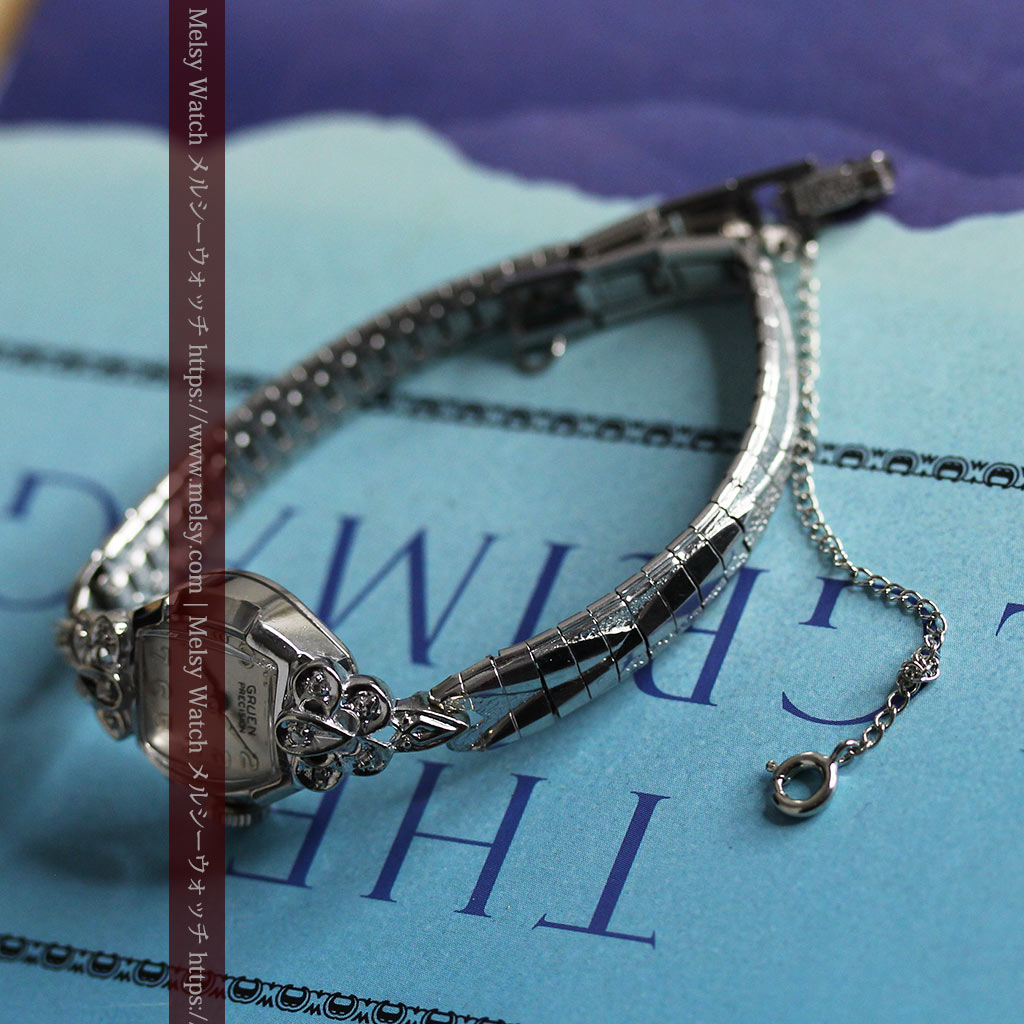 グリュエン レトロバンドが似合う白銀色の金無垢アンティーク腕時計