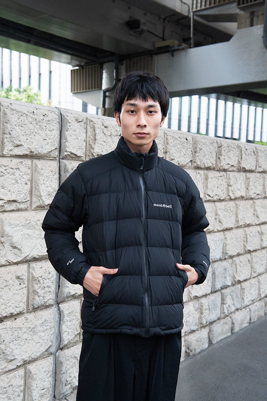 モンベルの2万円台で買える「黒ダウン」の正解着こなし。素材感の違う