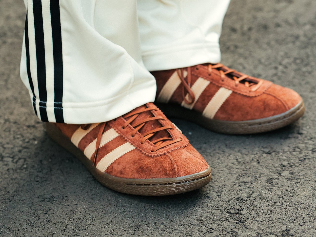続々とコラボモデルが登場する「アディダス タバコ」。大人カラーの