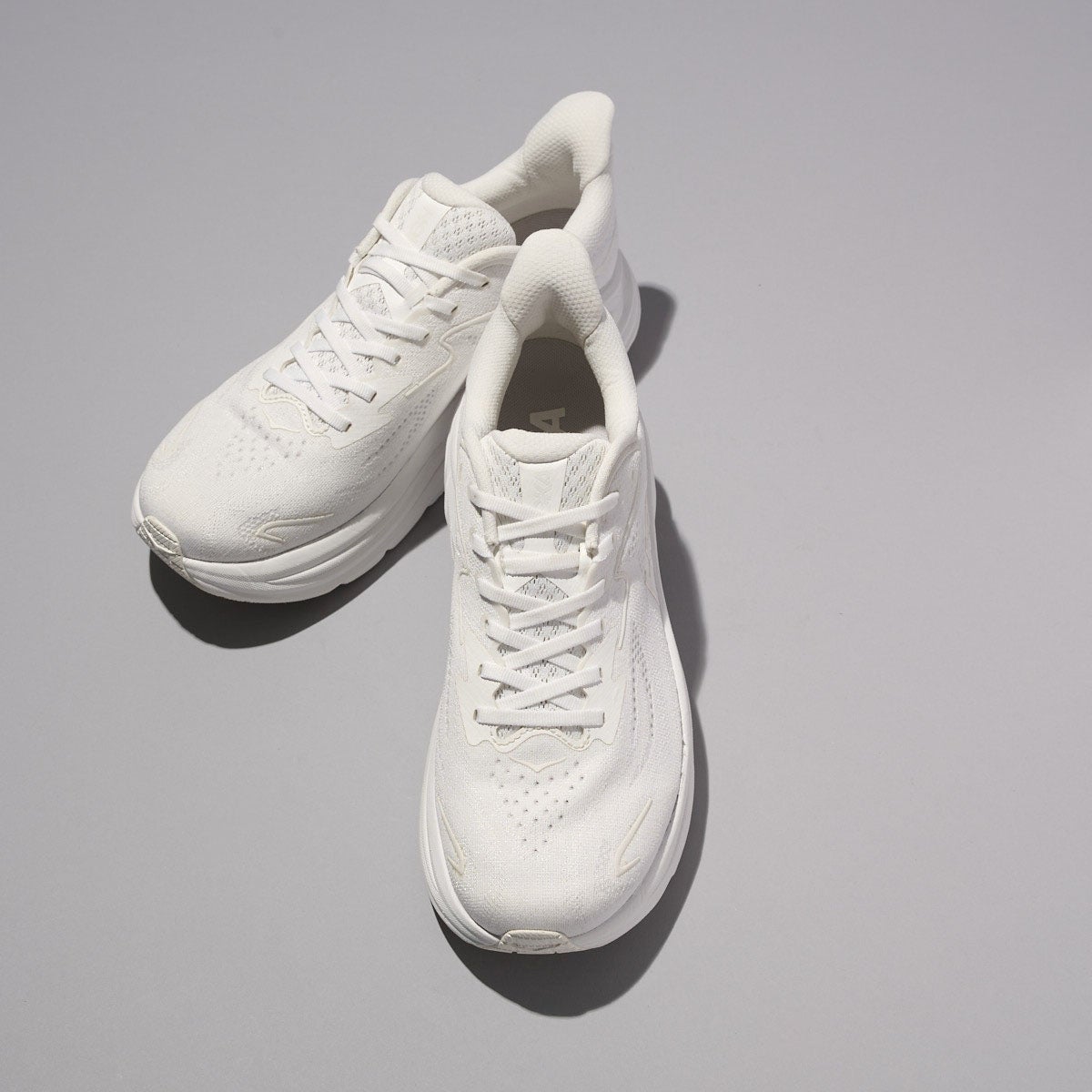 大人のための厚底スニーカーは「白いホカ」で。1万円台で最上級の