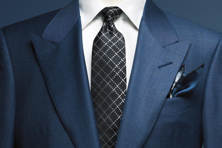 トム フォードのスーツが官能的に見えるのは、ラペルのカタチに秘密が