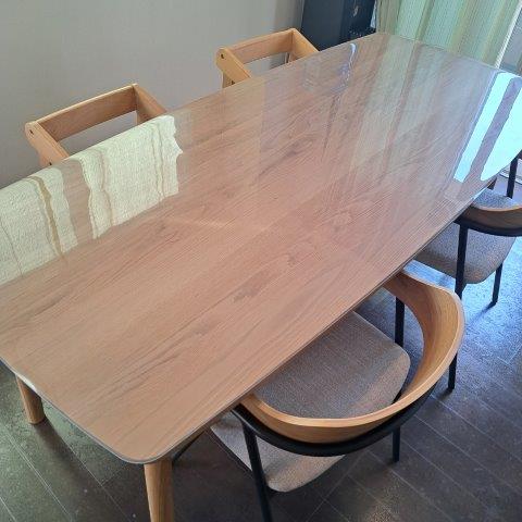 ウニコソルクにピッタリのテーブルマットを敷いた家庭の写真 | 透明