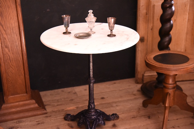 大理石の鉄脚ラウンドテーブル