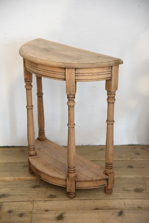 風合いある半円のコンソールテーブル