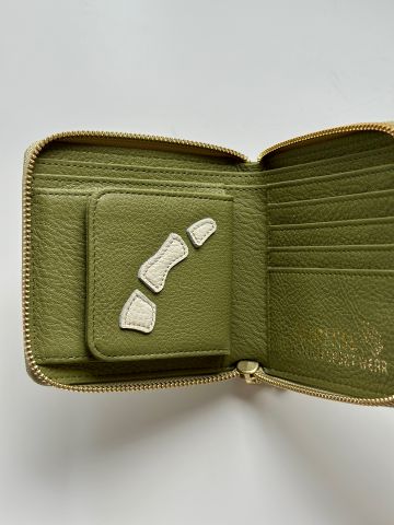 KAPITAL (キャピタル) THUMBS UP BONE HAND ZIPウォレット（オリーブ