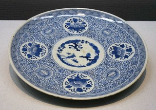 伊達家伝来の「染付牡丹唐草文大皿」 - 旧家の暮らしを映し出す有田焼