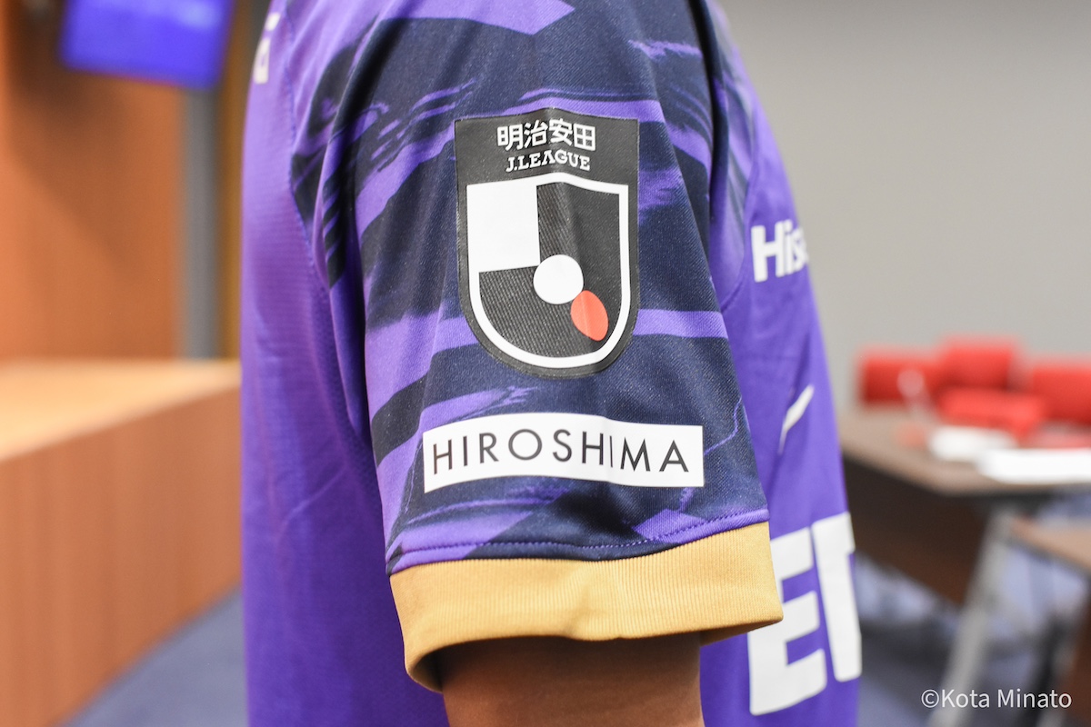 広島、新スタジアムで着用の新ユニフォーム発表…アウェイは“折り鶴ユニ