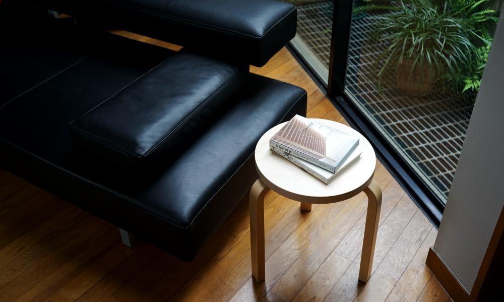 スツール60 / ブラックラッカー 組立て無料Artek（アルテック） | 公式