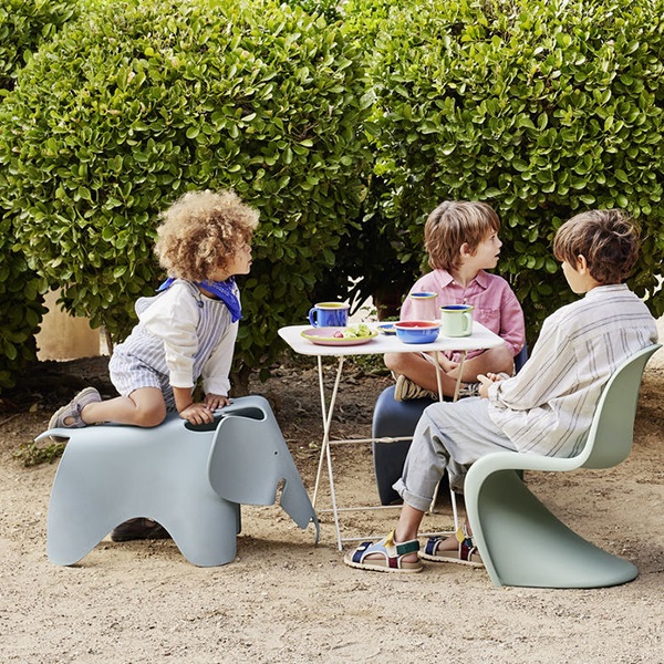 イームズエレファント RE / ディープブラックVitra（ヴィトラ） | 公式