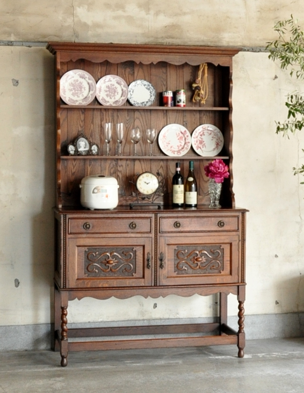 イギリスからやってきた素敵な伝統のオープンカップボードが到着しま